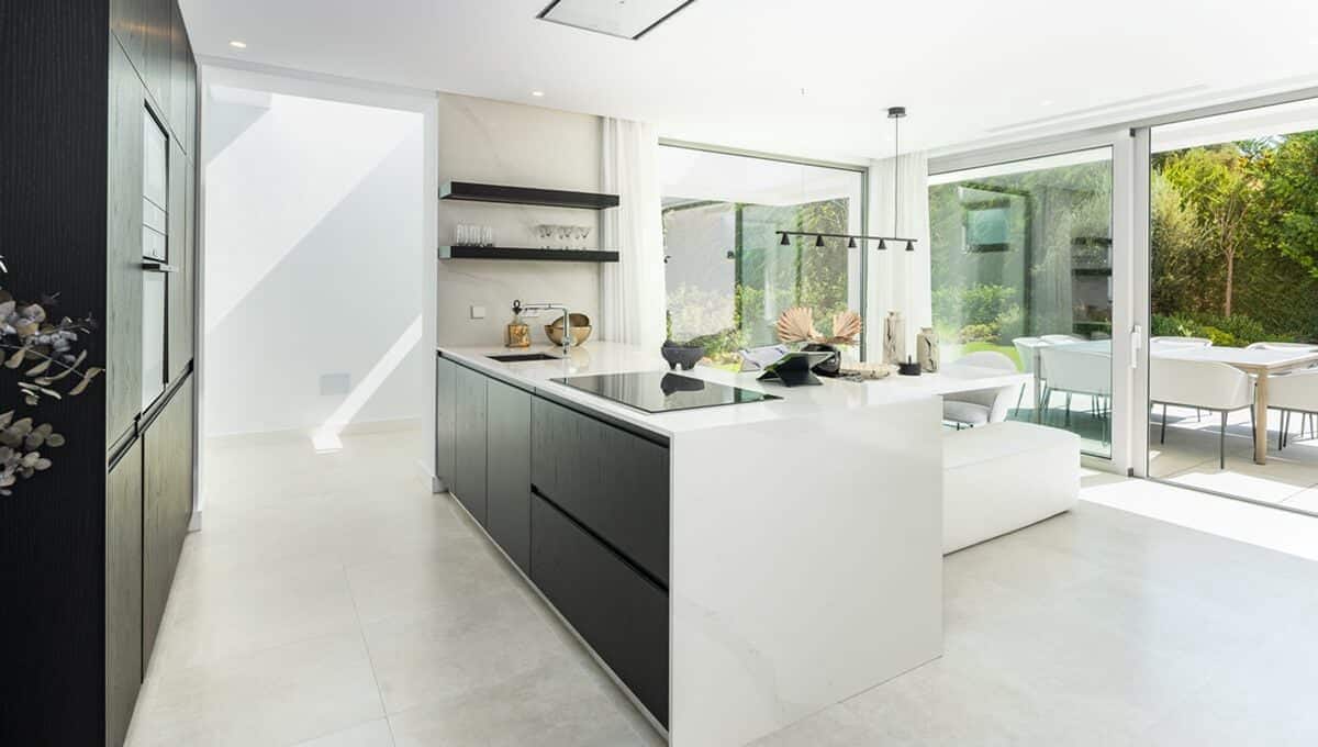 5 bedroom Villa for sale in El Paraiso with pool garage - € 2,300,000 (Ref: 10115419)