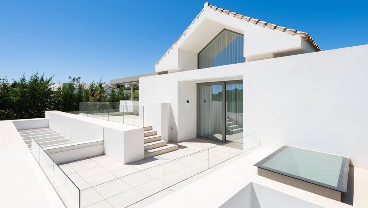 5 bedroom Villa for sale in El Paraiso with pool garage - € 2,300,000 (Ref: 10115419)