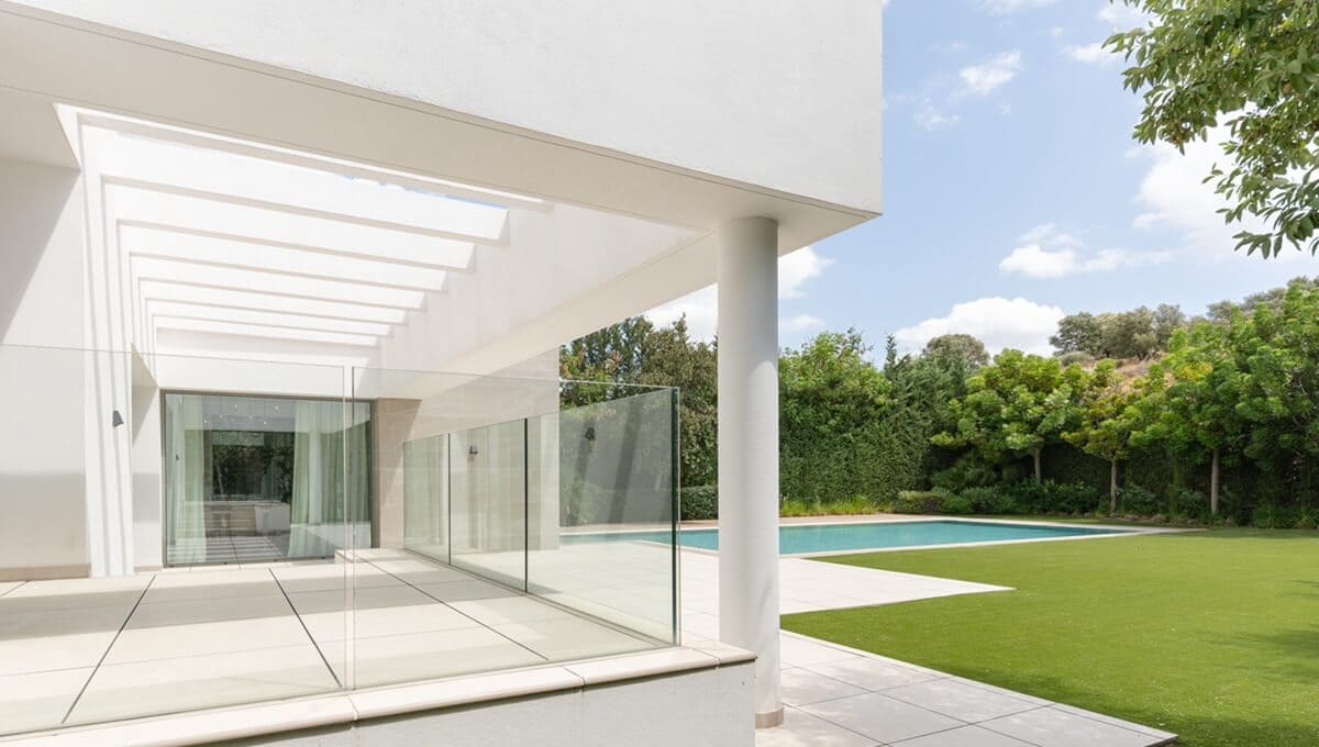 5 bedroom Villa for sale in El Paraiso with pool garage - € 2,300,000 (Ref: 10115419)