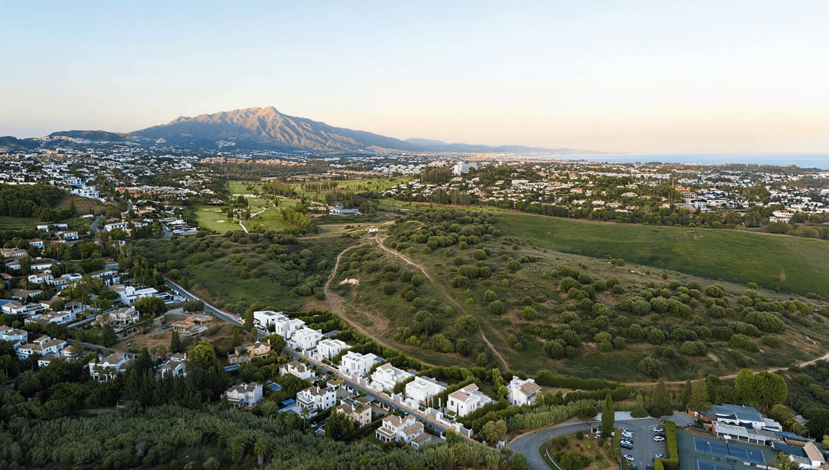 5 bedroom Villa for sale in El Paraiso with pool garage - € 2,300,000 (Ref: 10115419)