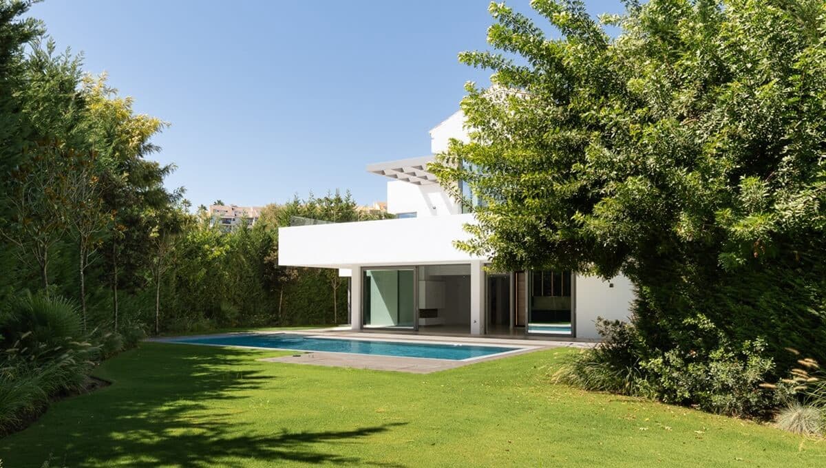 4 bedroom Villa for sale in El Paraiso with pool garage - € 2,440,000 (Ref: 10115420)