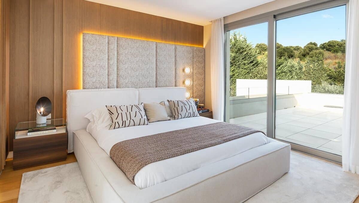 4 bedroom Villa for sale in El Paraiso with pool garage - € 2,440,000 (Ref: 10115420)
