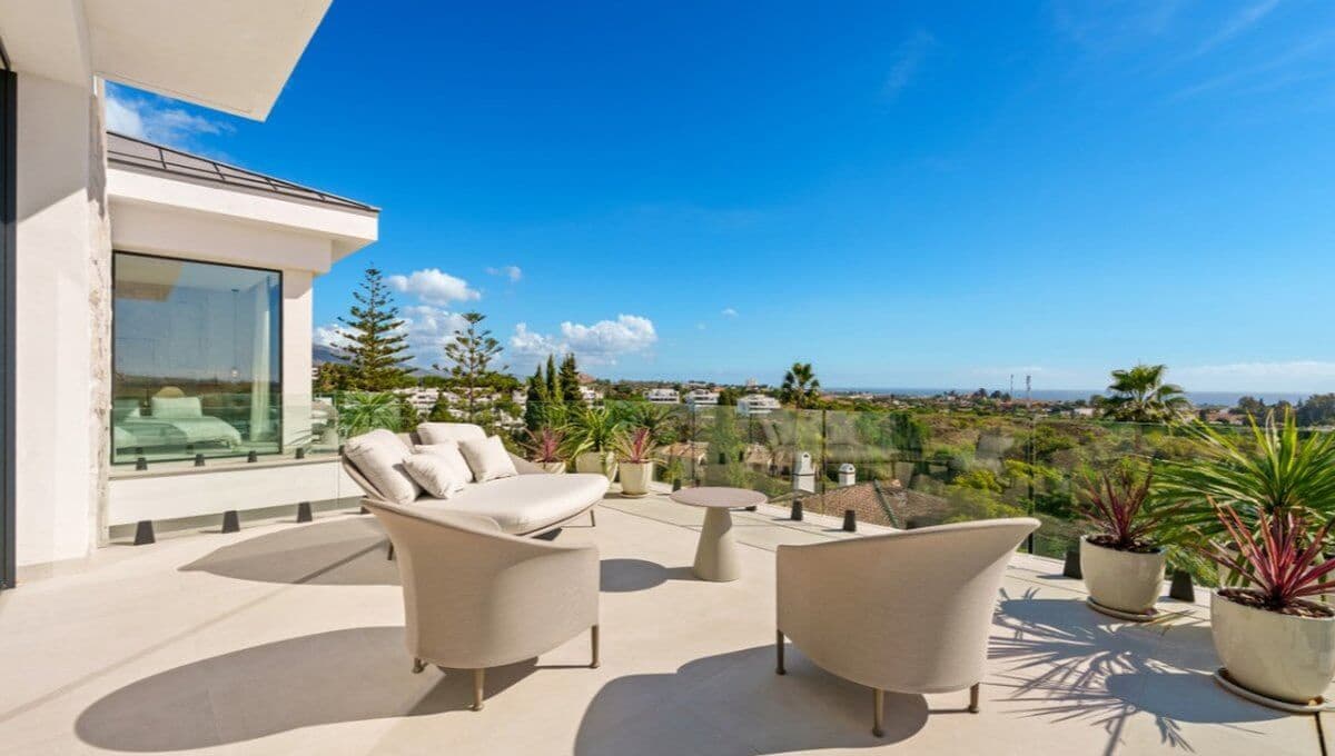 5 bedroom Villa for sale in Benahavis with pool garage - € 5,195,000 (Ref: 10149354)