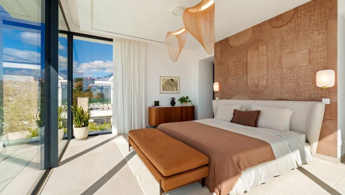 5 bedroom Villa for sale in Benahavis with pool garage - € 5,195,000 (Ref: 10149354)