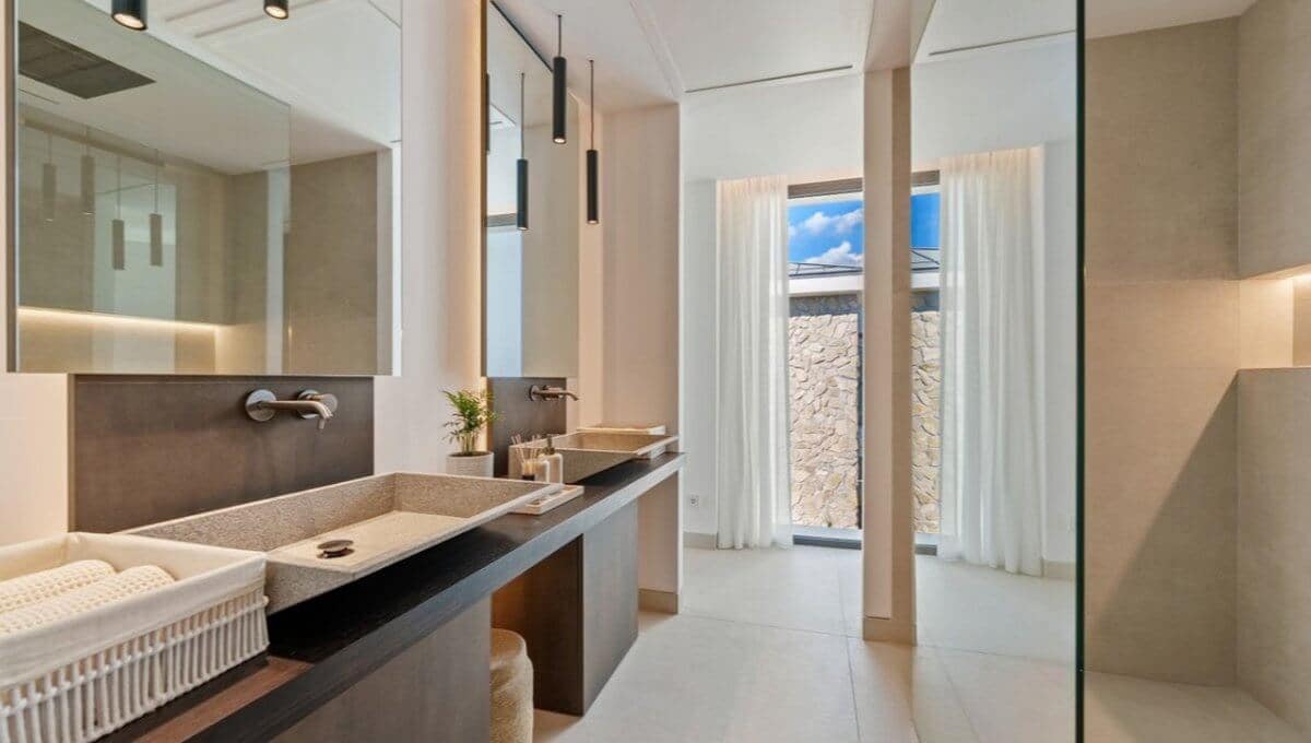 5 bedroom Villa for sale in Benahavis with pool garage - € 5,195,000 (Ref: 10149354)
