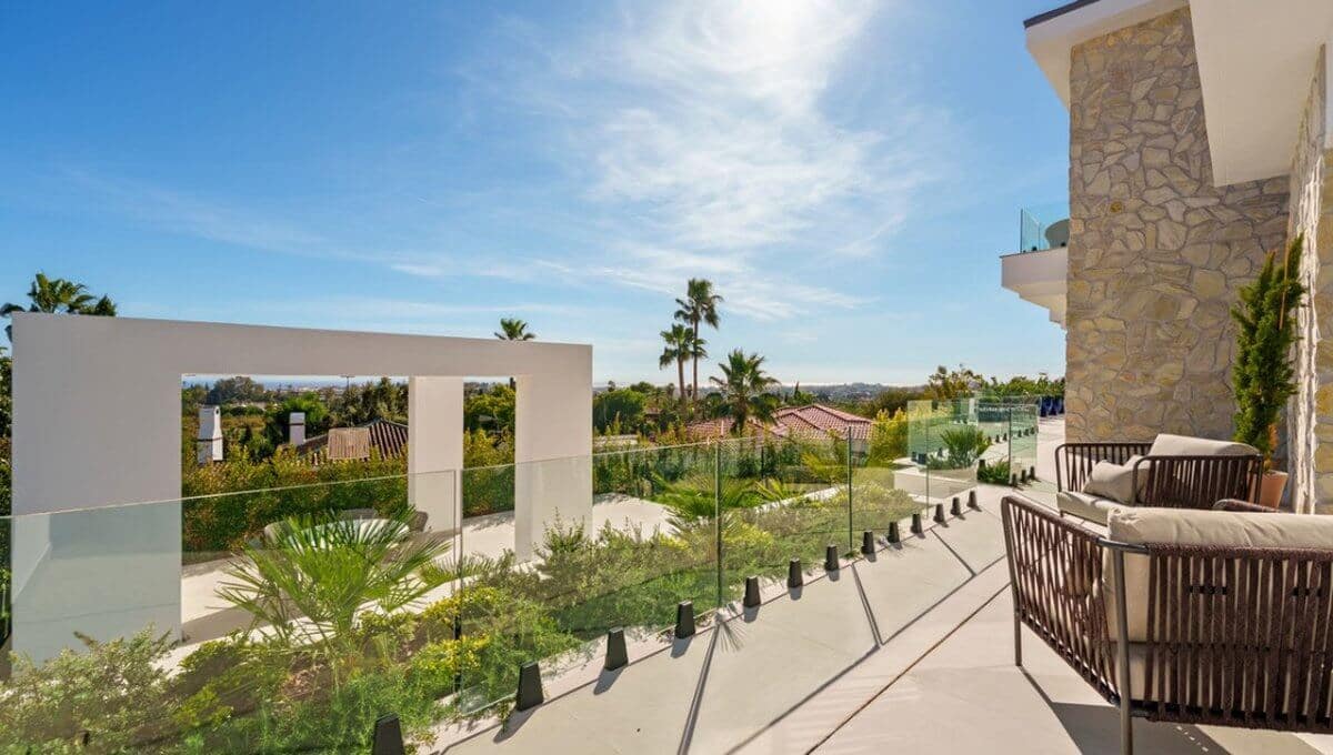 5 bedroom Villa for sale in Benahavis with pool garage - € 5,195,000 (Ref: 10149354)