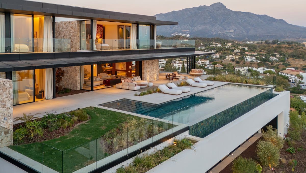 8 soverom Villa til salgs i Benahavis med svømmebasseng garasje - € 19 880 000 (Ref: 10149356)