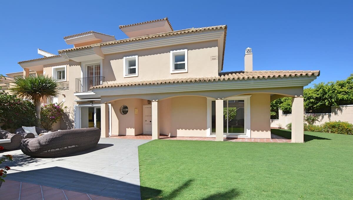 5 bedroom Villa for sale in La Duquesa / Puerto de la Duquesa, Manilva with pool € 985,000
