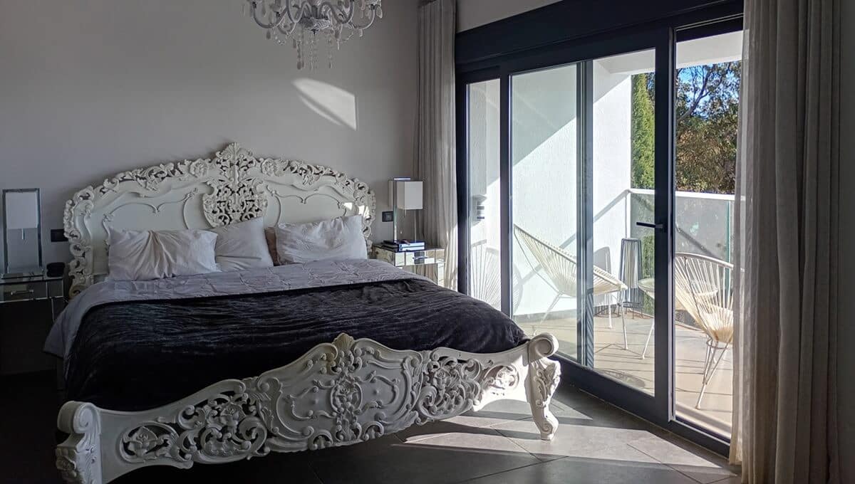 5 slaapkamer Villa te koop in Manilva met garage - € 2.185.000 (Ref: 9378353)