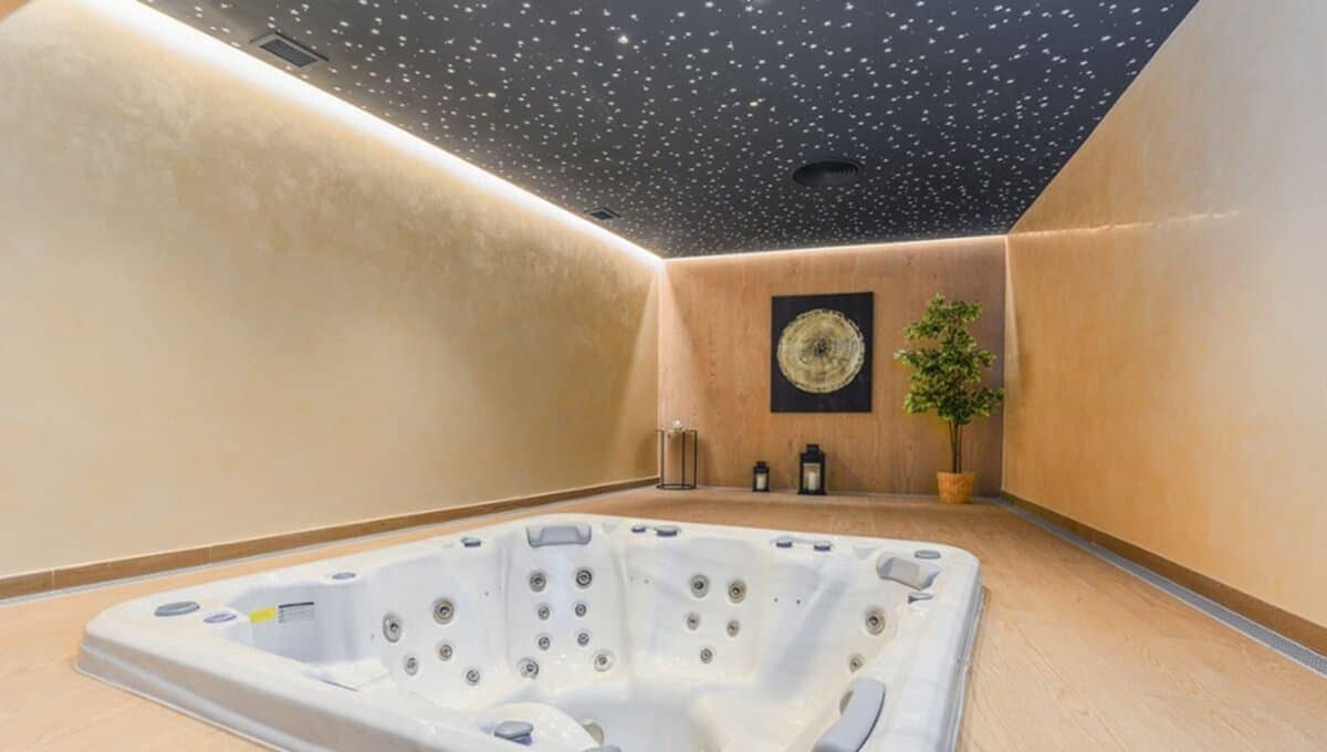 2 makuuhuone Huoneisto myytävänä paikassa La Duquesa / Puerto de la Duquesa mukana uima-altaan - 399 000 € (Ref: 9756256)