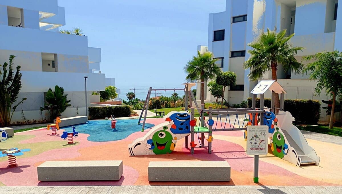 2 sypialnia Apartament na sprzedaż w La Duquesa / Puerto de la Duquesa z basenem - 399 000 € (Ref: 9756256)