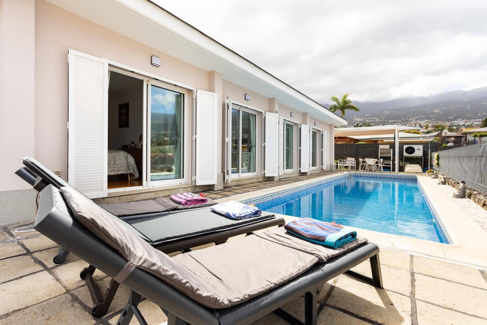 3 bedroom Villa for sale in La Orotava with pool garage - € 898,000 (Ref: 9866549)