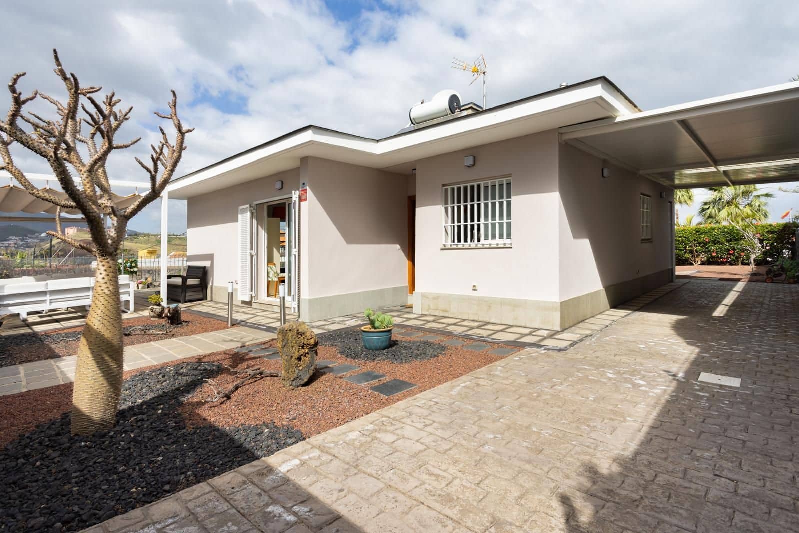 3 bedroom Villa for sale in La Orotava with pool garage - € 898,000 (Ref: 9866549)