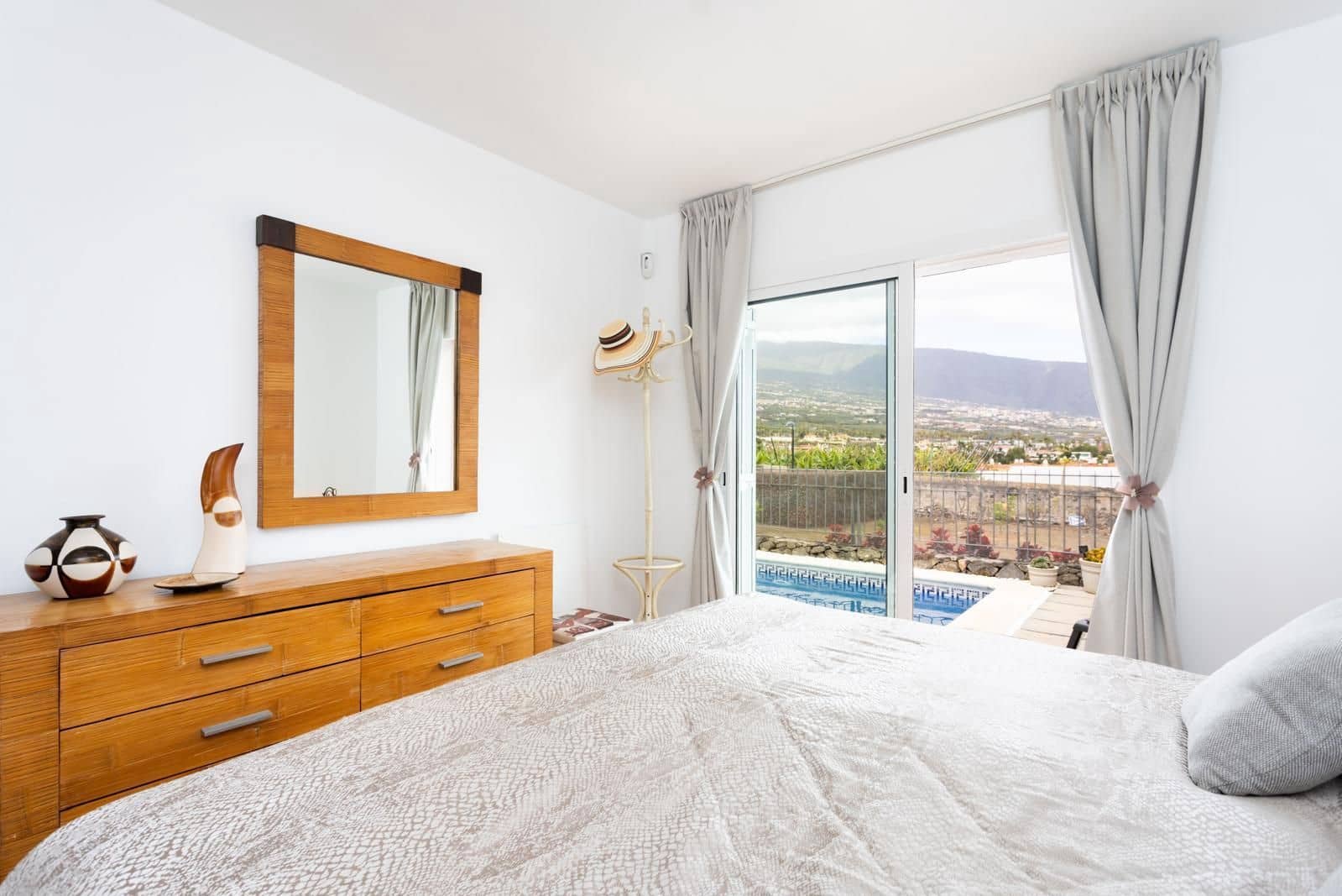 3 bedroom Villa for sale in La Orotava with pool garage - € 898,000 (Ref: 9866549)