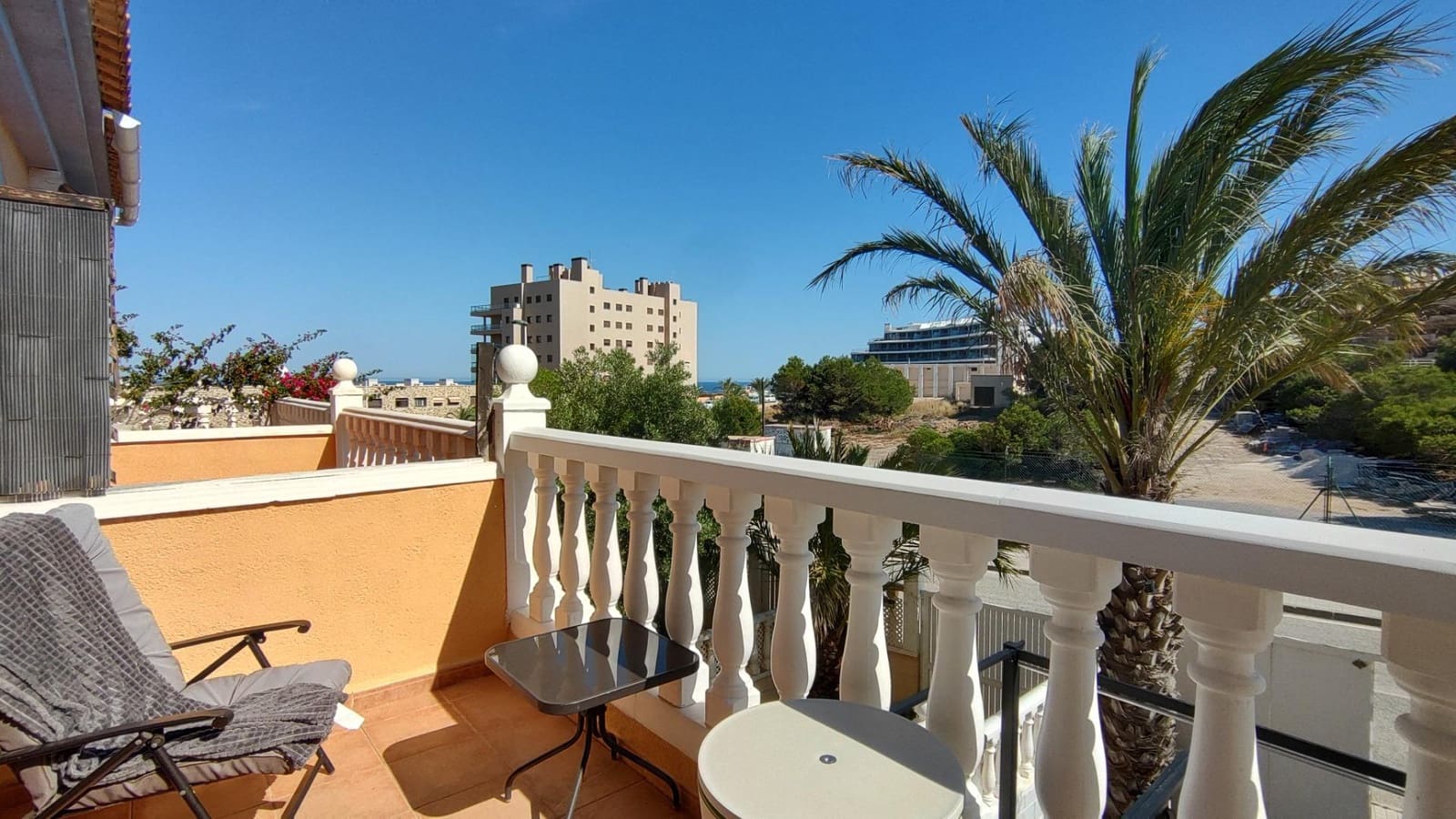 2 soveværelse Bungalow til salg i Arenales del Sol med swimmingpool - € 235.000 (Ref: 9064623)