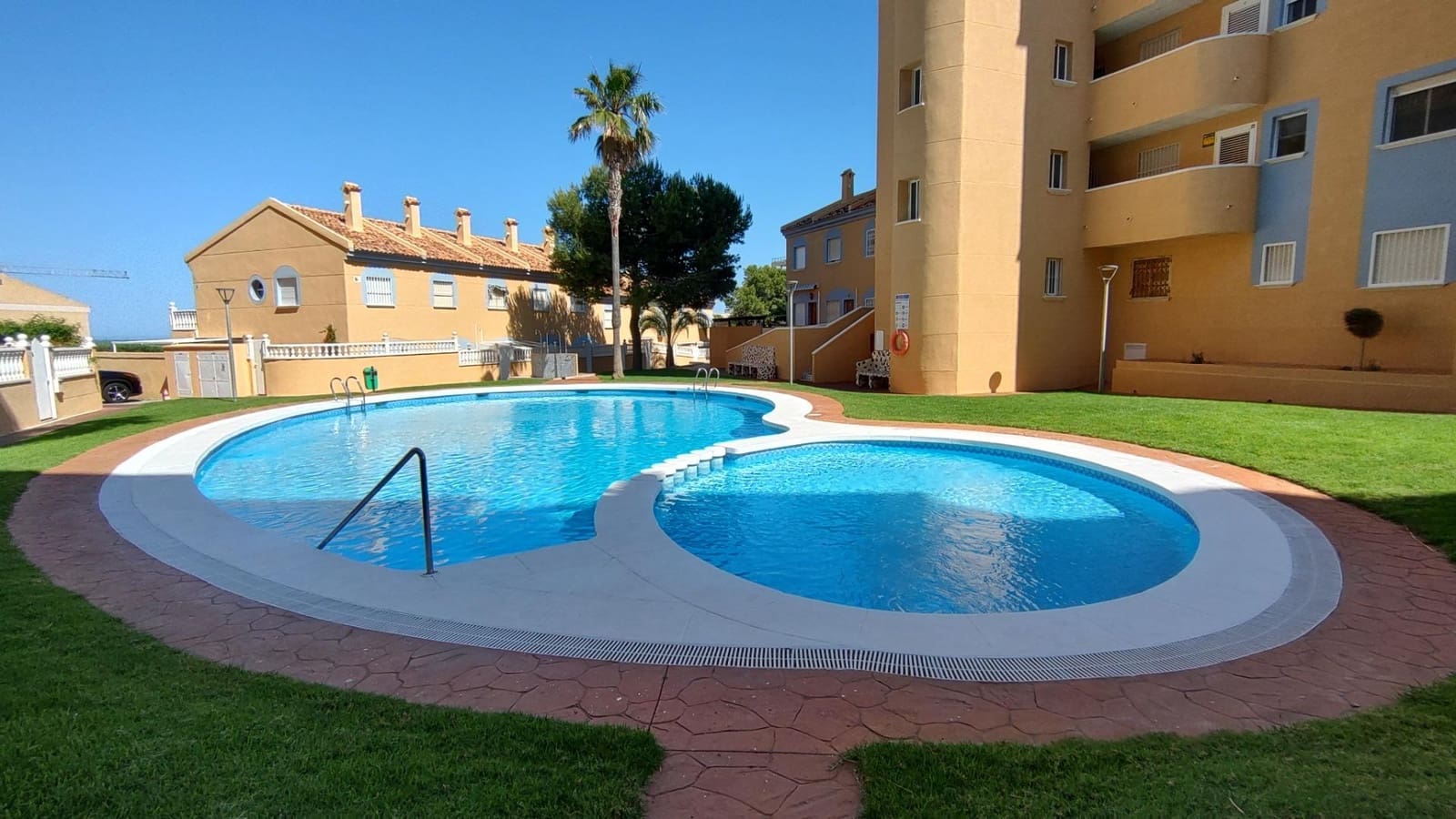 2 soveværelse Bungalow til salg i Arenales del Sol med swimmingpool - € 235.000 (Ref: 9064623)