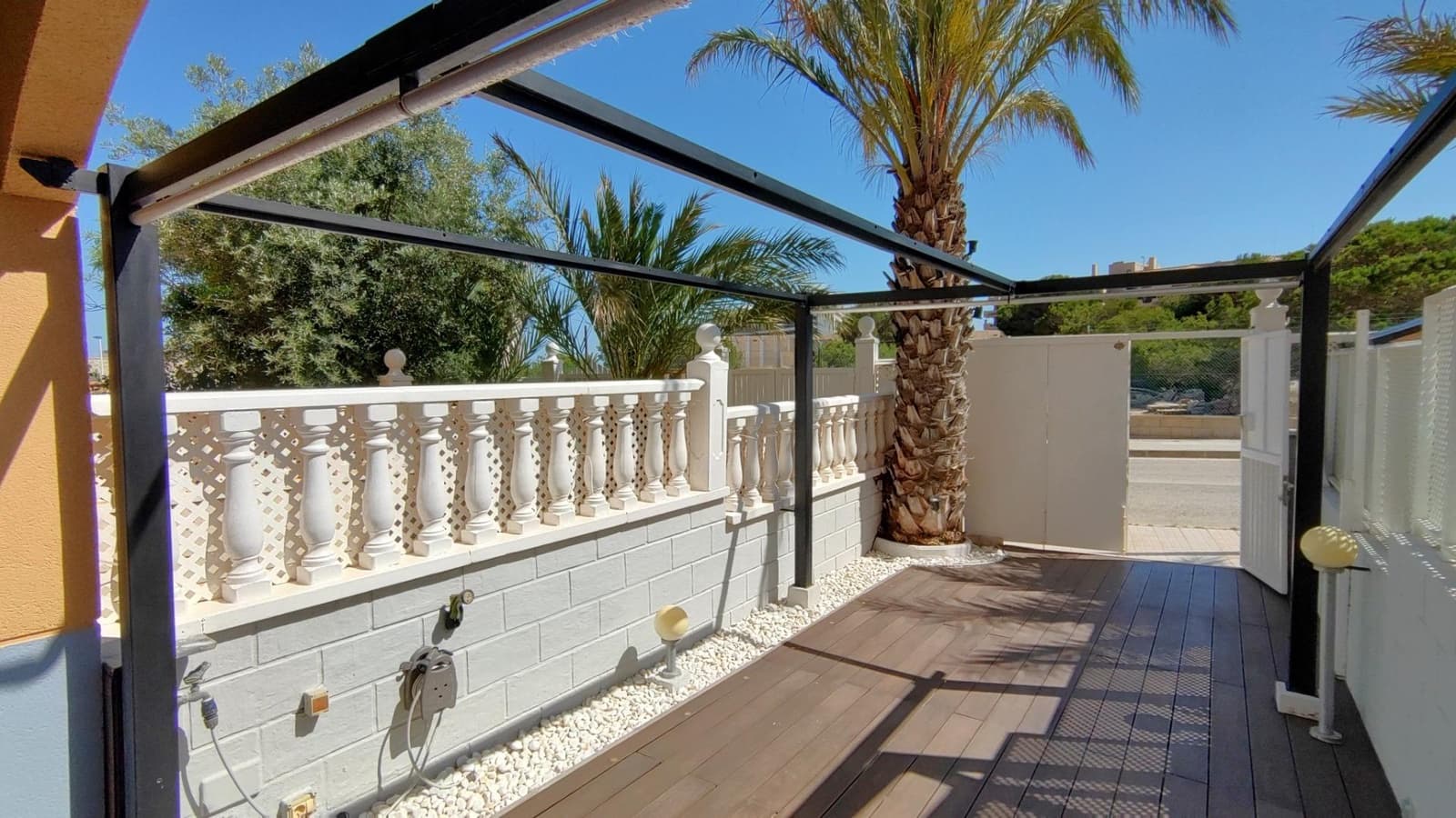 2 soveværelse Bungalow til salg i Arenales del Sol med swimmingpool - € 235.000 (Ref: 9064623)