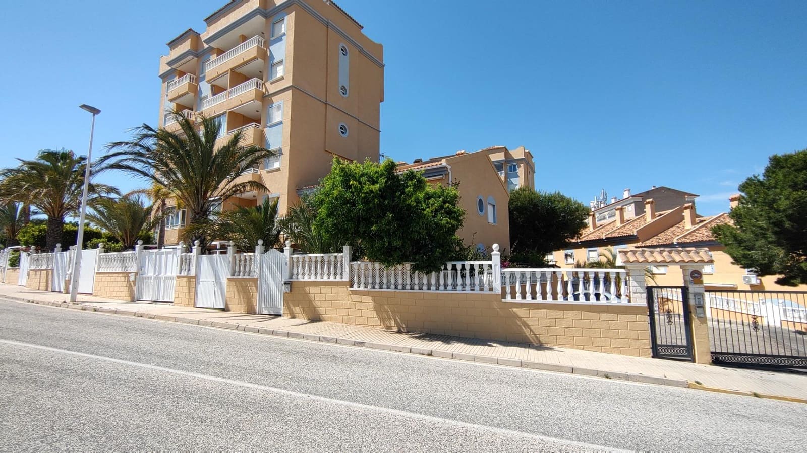 2 soveværelse Bungalow til salg i Arenales del Sol med swimmingpool - € 235.000 (Ref: 9064623)