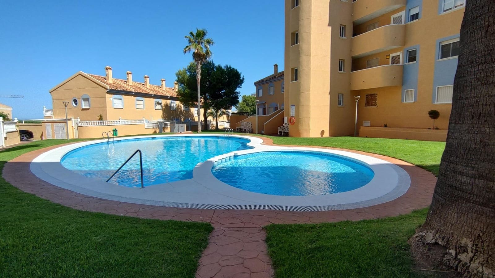 2 soveværelse Bungalow til salg i Arenales del Sol med swimmingpool - € 235.000 (Ref: 9064623)