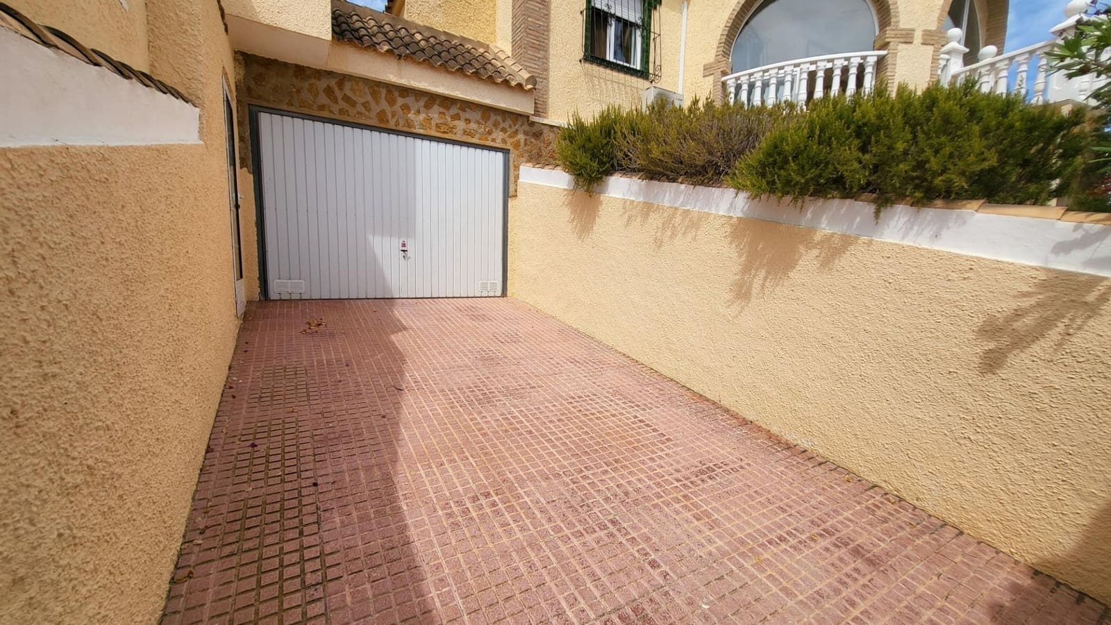 3 makuuhuone Huvila myytävänä paikassa Gran Alacant mukana uima-altaan 
autotalli - 525 000 € (Ref: 9376714)