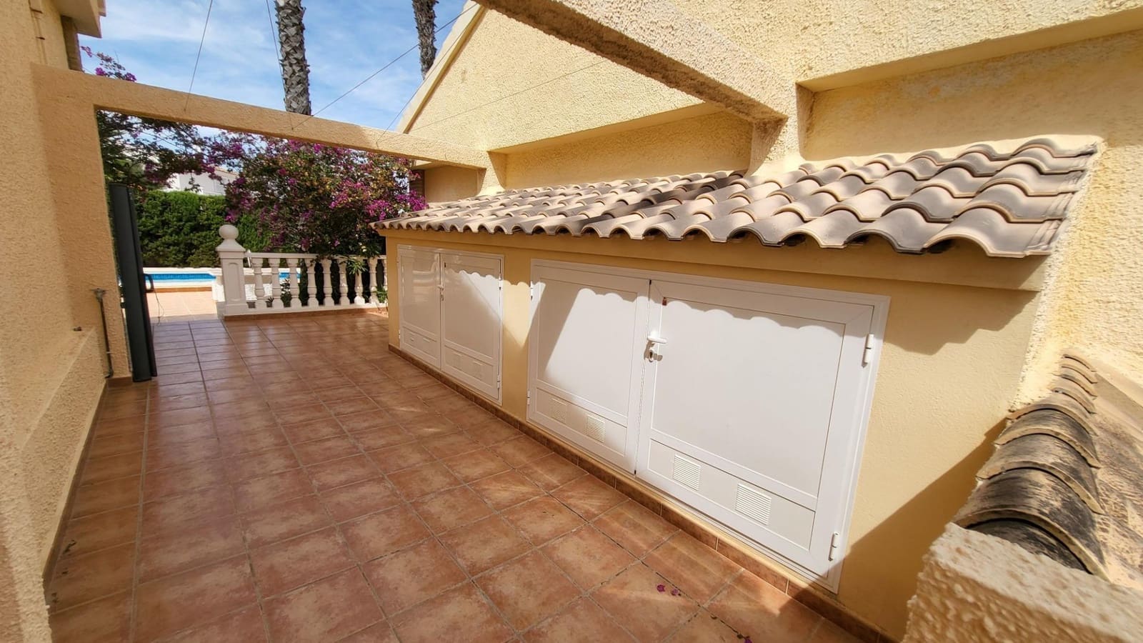 3 makuuhuone Huvila myytävänä paikassa Gran Alacant mukana uima-altaan 
autotalli - 525 000 € (Ref: 9376714)