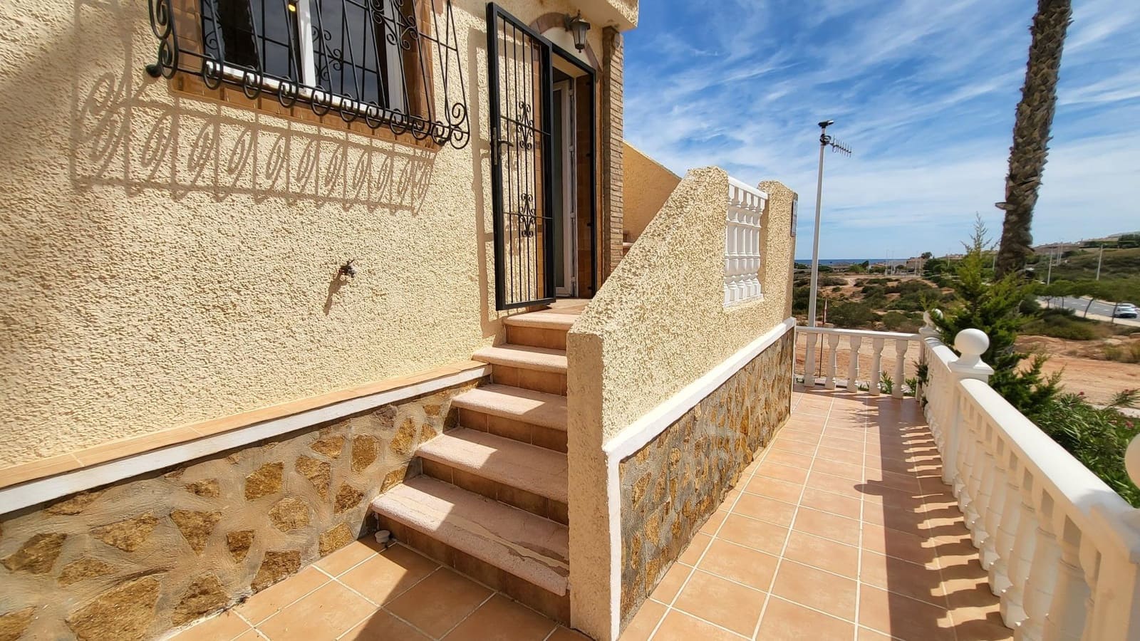 3 makuuhuone Huvila myytävänä paikassa Gran Alacant mukana uima-altaan 
autotalli - 525 000 € (Ref: 9376714)