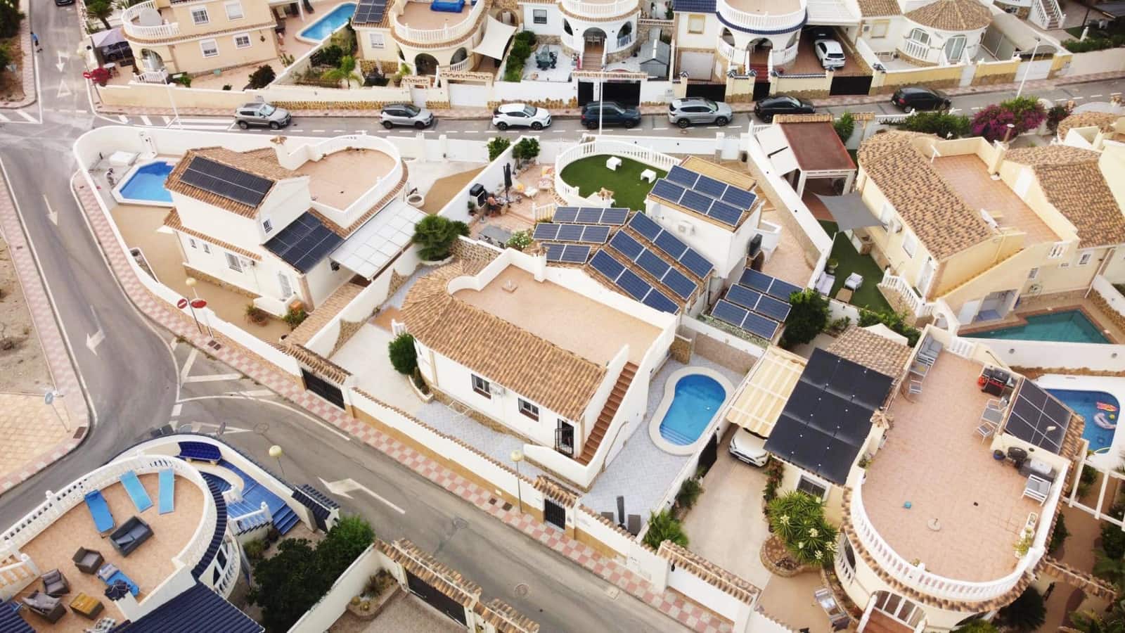 Chalet de 2 habitaciones en Gran Alacant en venta con piscina garaje - 399.000 € (Ref: 10174029)