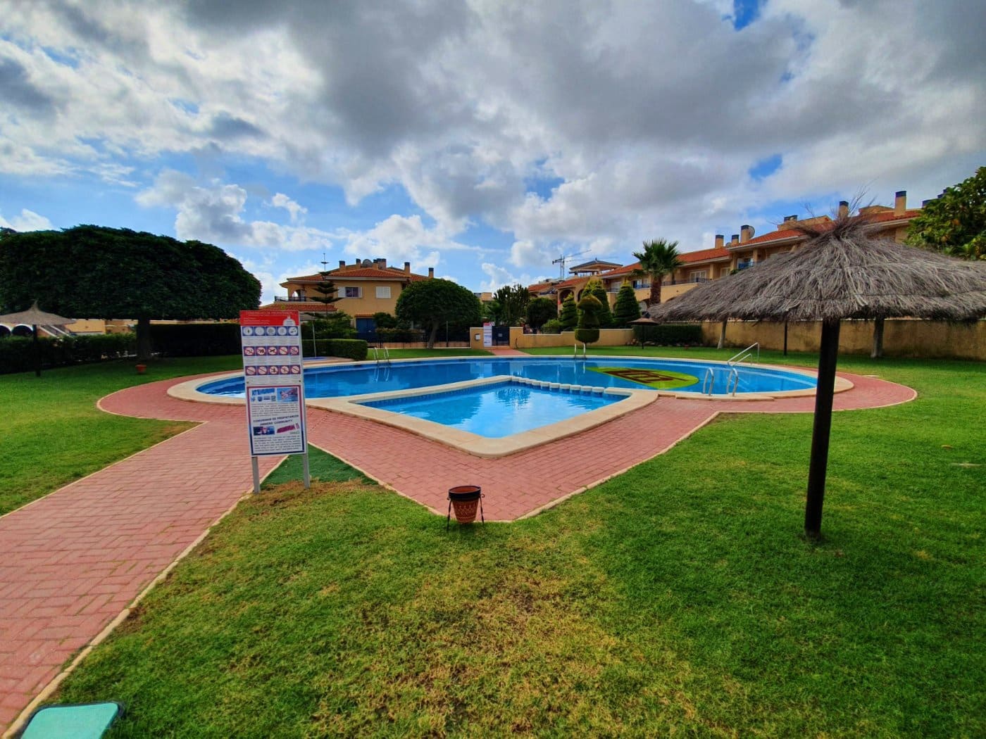   2 soveværelse   ferieBungalow i Gran Alacant   med   swimmingpool  garage  - € 700 (Ref: 6172461)
