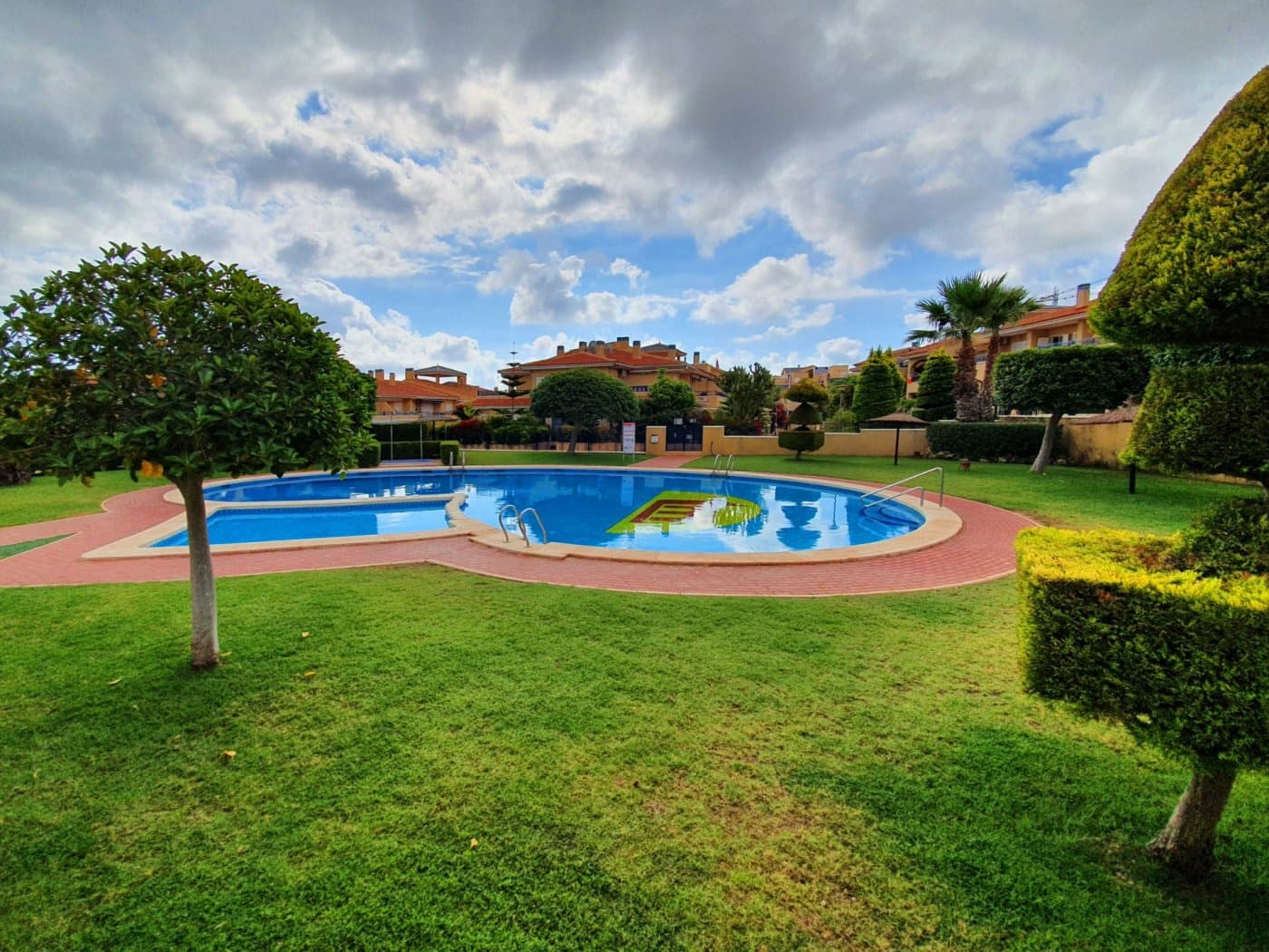   2 soveværelse   ferieBungalow i Gran Alacant   med   swimmingpool  garage  - € 700 (Ref: 6172461)