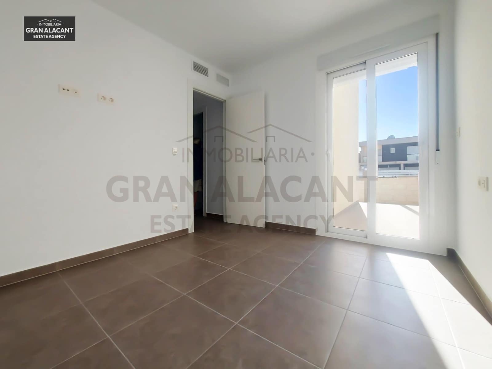 2 sypialnia Bungalow na sprzedaż w Gran Alacant z basenem garażem - 249 990 € (Ref: 8438725)