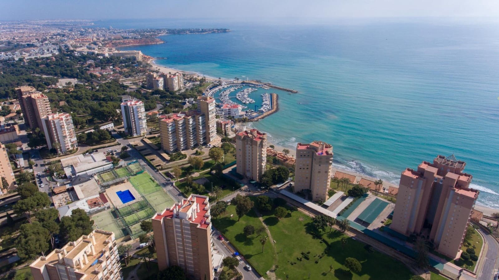 Apartamento de 2 habitaciones en Orihuela Costa en venta con piscina garaje - 266.000 € (Ref: 9065244)