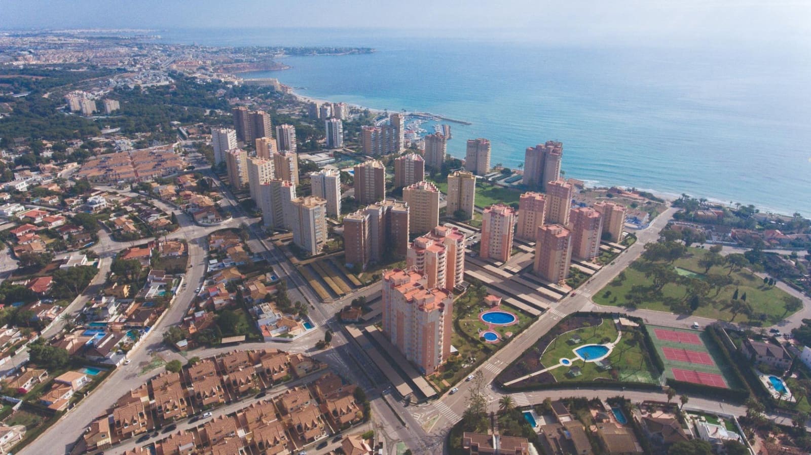 Apartamento de 2 habitaciones en Orihuela Costa en venta con piscina garaje - 396.500 € (Ref: 9065247)