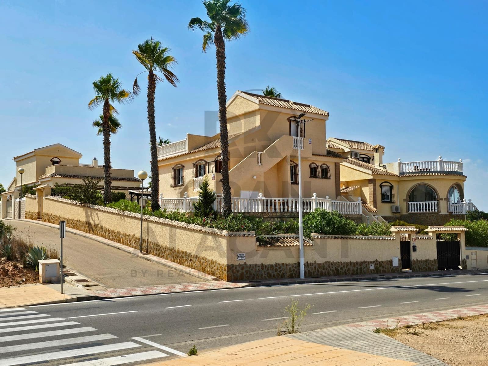 3 soveværelse Villa til salg i Gran Alacant med swimmingpool garage - € 525.000 (Ref: 9181065)