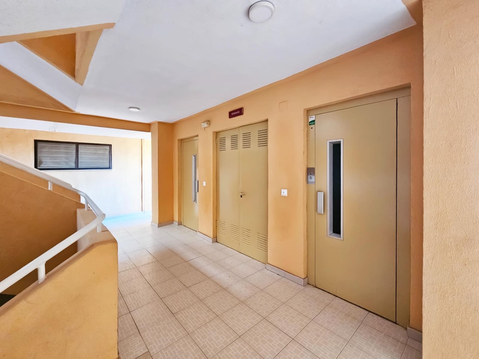 2 makuuhuone Huoneisto myytävänä paikassa Arenales del Sol mukana uima-altaan 
autotalli - 278 000 € (Ref: 9382982)