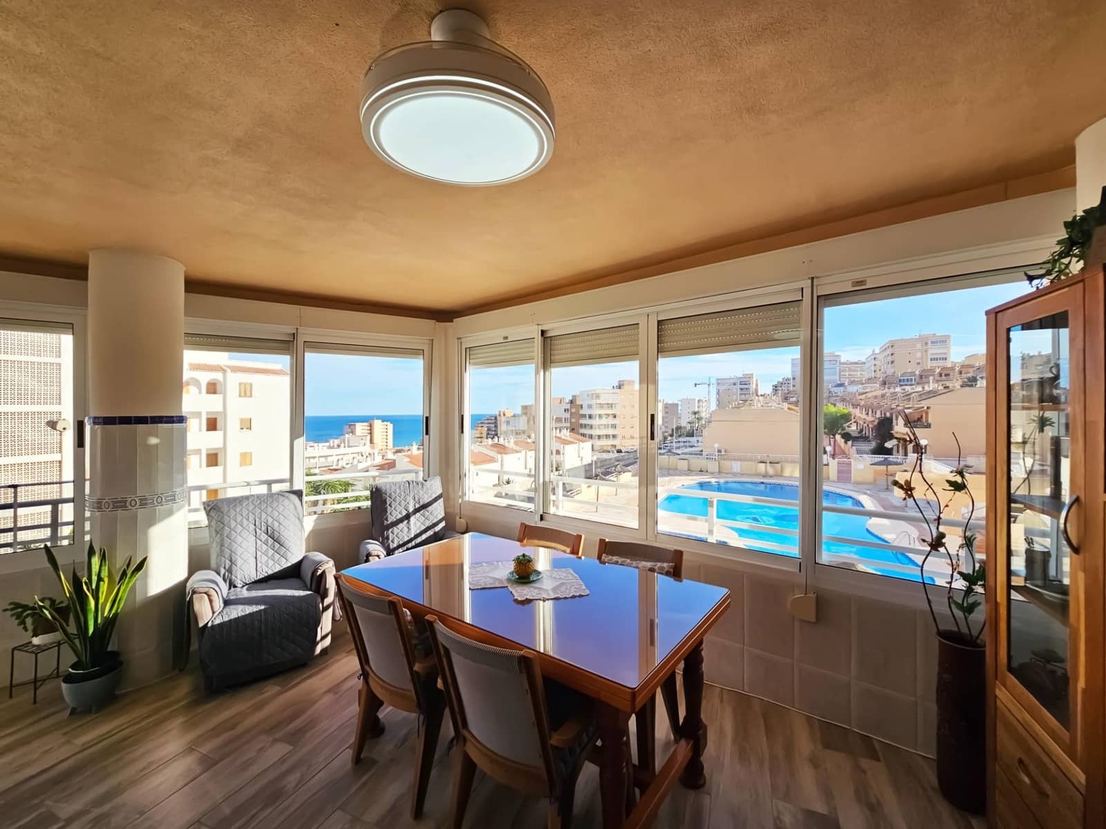 2 makuuhuone Huoneisto myytävänä paikassa Arenales del Sol mukana uima-altaan 
autotalli - 278 000 € (Ref: 9382982)