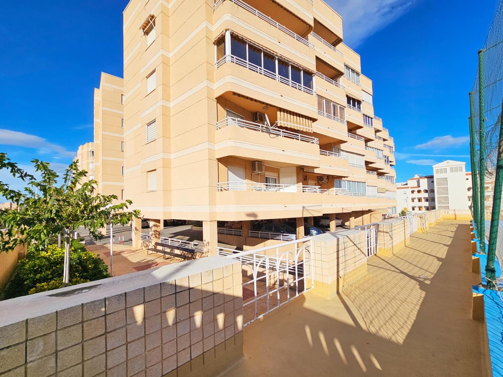 2 makuuhuone Huoneisto myytävänä paikassa Arenales del Sol mukana uima-altaan 
autotalli - 278 000 € (Ref: 9382982)