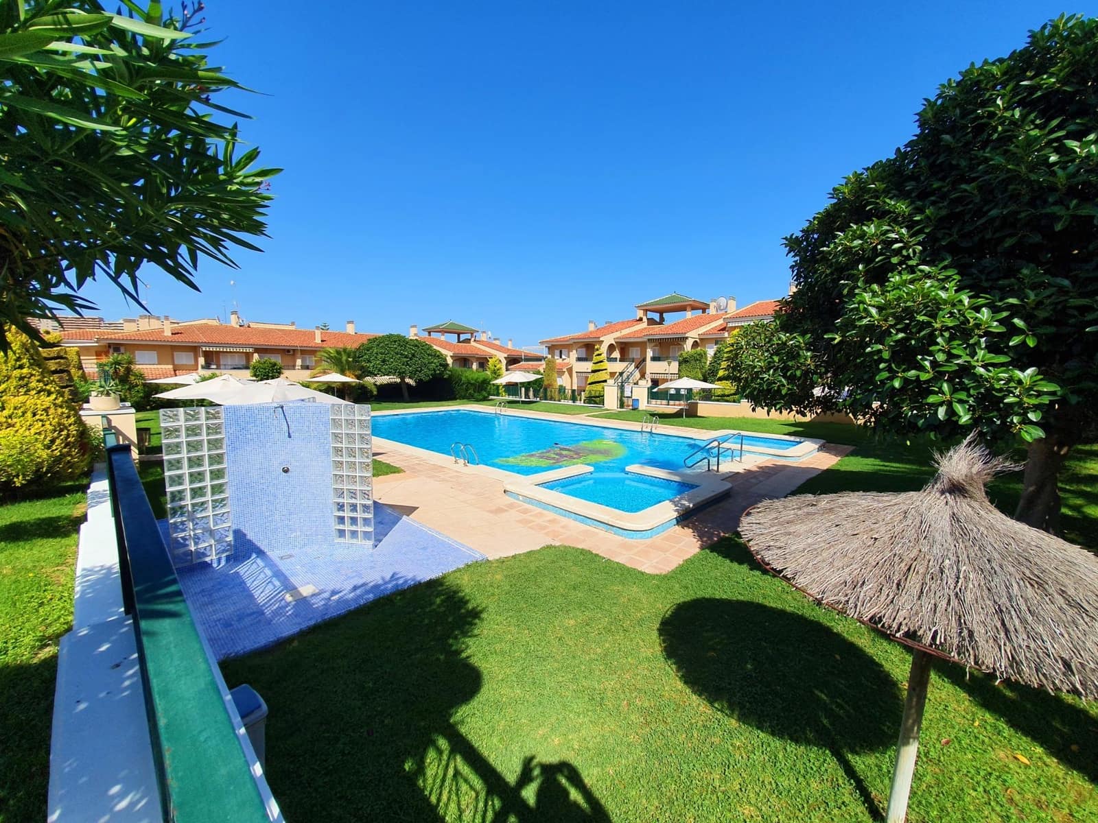 2 bedroom Apartment for sale in Gran Alacant with pool - € 220,000 (Ref: 9446373)