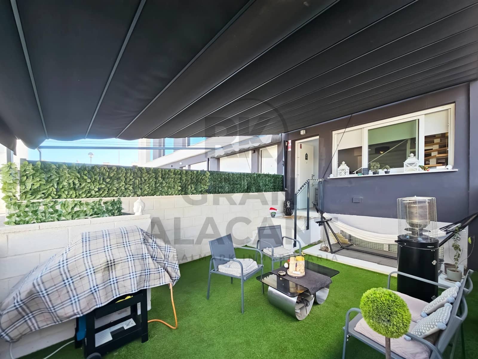 Bungalow de 5 habitaciones en Gran Alacant en venta con piscina - 300.000 € (Ref: 9462399)