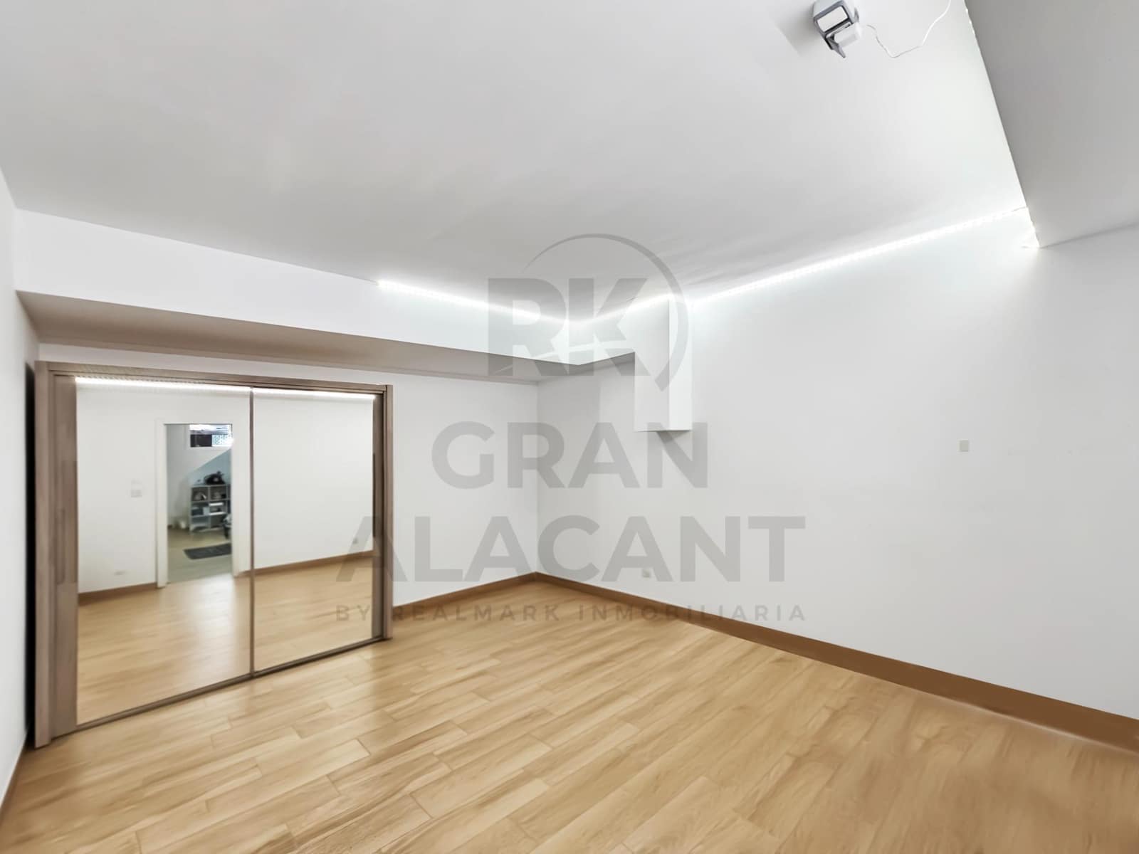 Bungalow de 5 habitaciones en Gran Alacant en venta con piscina - 300.000 € (Ref: 9462399)