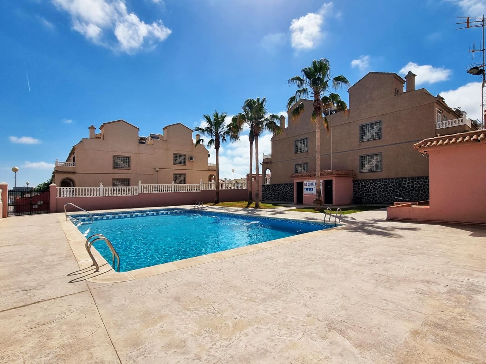 3 sovrum Bungalow till salu i Gran Alacant med pool - 249 000 € (Ref: 9732162)