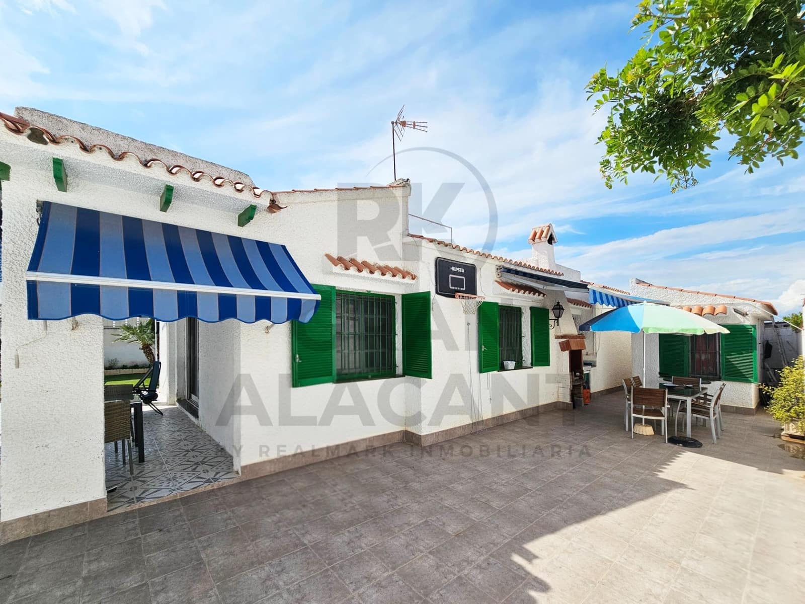 4 bedroom Villa for sale in Arenales del Sol with pool garage - € 495,000 (Ref: 9829200)
