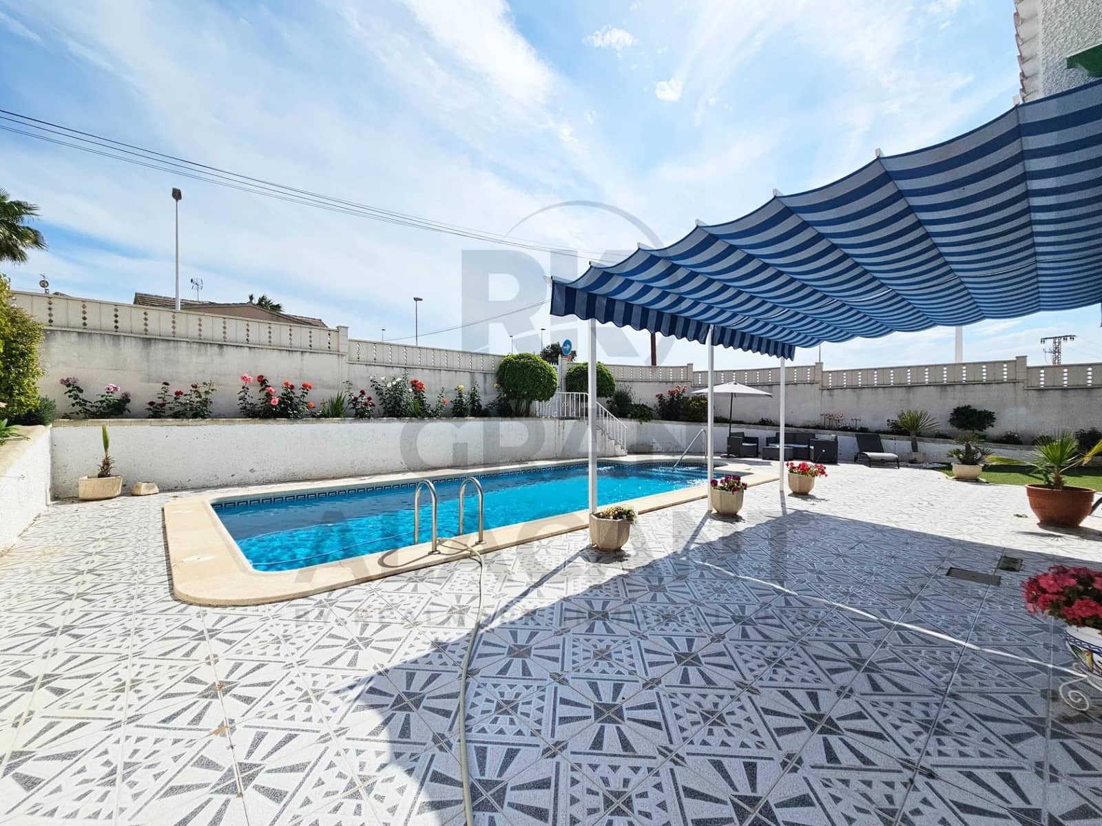 4 bedroom Villa for sale in Arenales del Sol with pool garage - € 495,000 (Ref: 9829200)