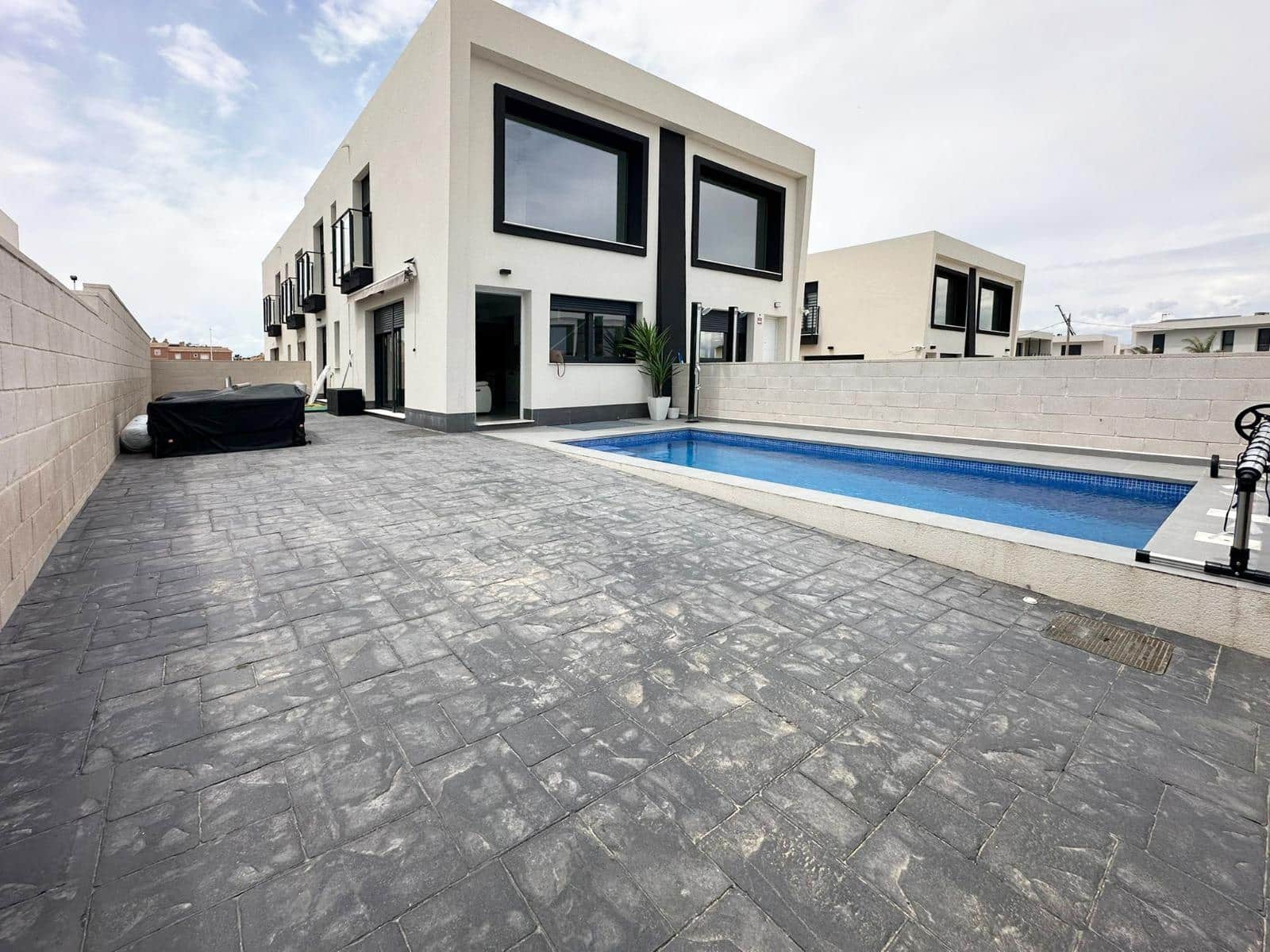 3 bedroom Villa for rent in Gran Alacant with pool - € 1,800 (Ref: 9843429)