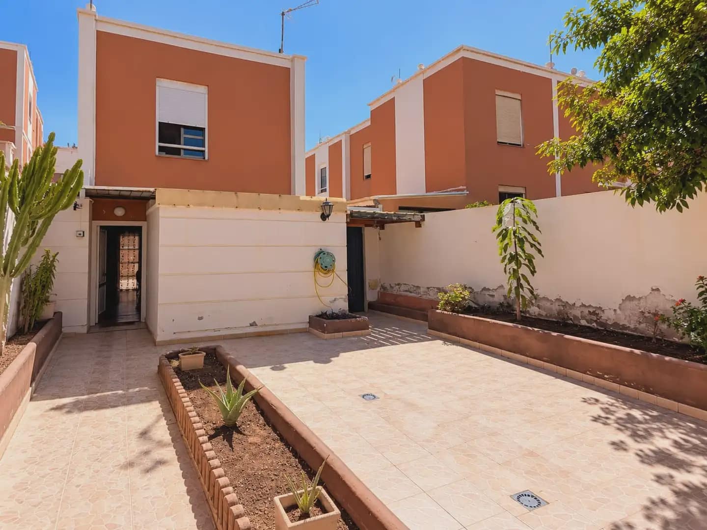 2 soveværelse Rækkehus til salg i Granadilla de Abona med swimmingpool garage - € 324.000 (Ref: 10172897)