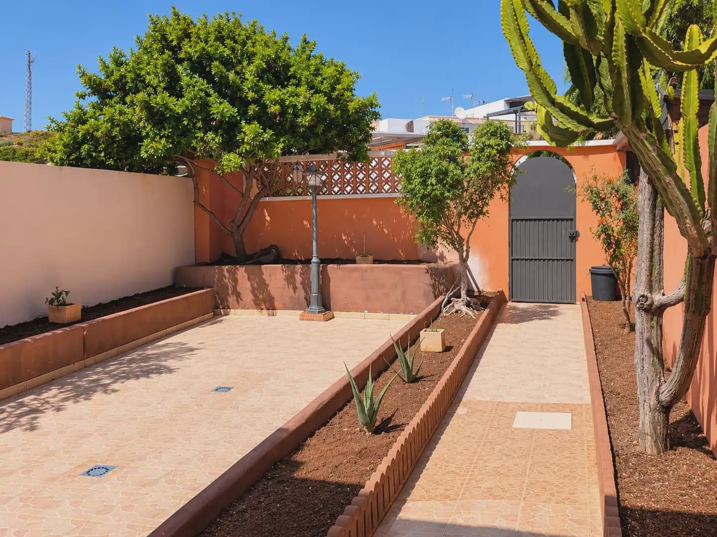 2 soveværelse Rækkehus til salg i Granadilla de Abona med swimmingpool garage - € 324.000 (Ref: 10172897)