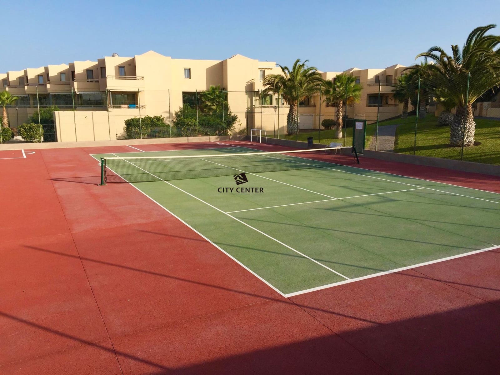 2 sypialnia Dom na sprzedaż w Granadilla de Abona z basenem garażem - 577 000 € (Ref: 9282970)