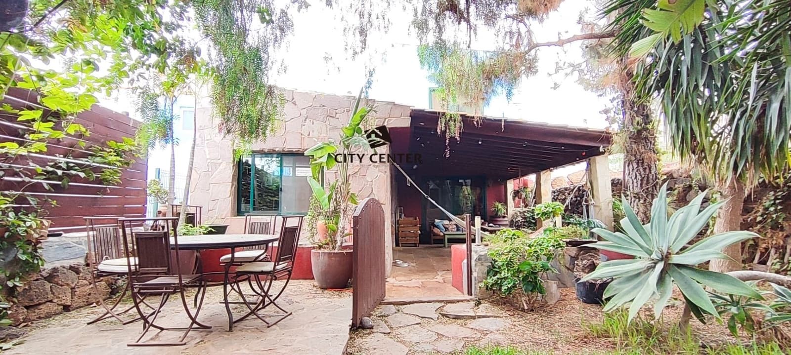 5 bedroom Finca/Country House for sale in Granadilla de Abona with garage - € 490,000 (Ref: 9295081)