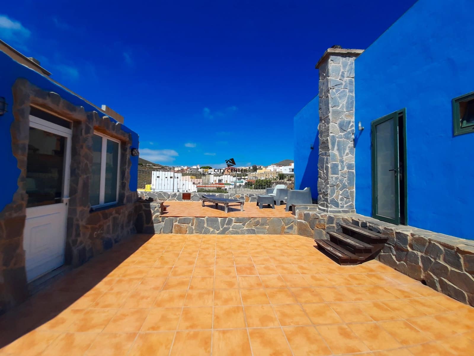 5 bedroom Finca/Country House for sale in Granadilla de Abona with garage - € 490,000 (Ref: 9295081)