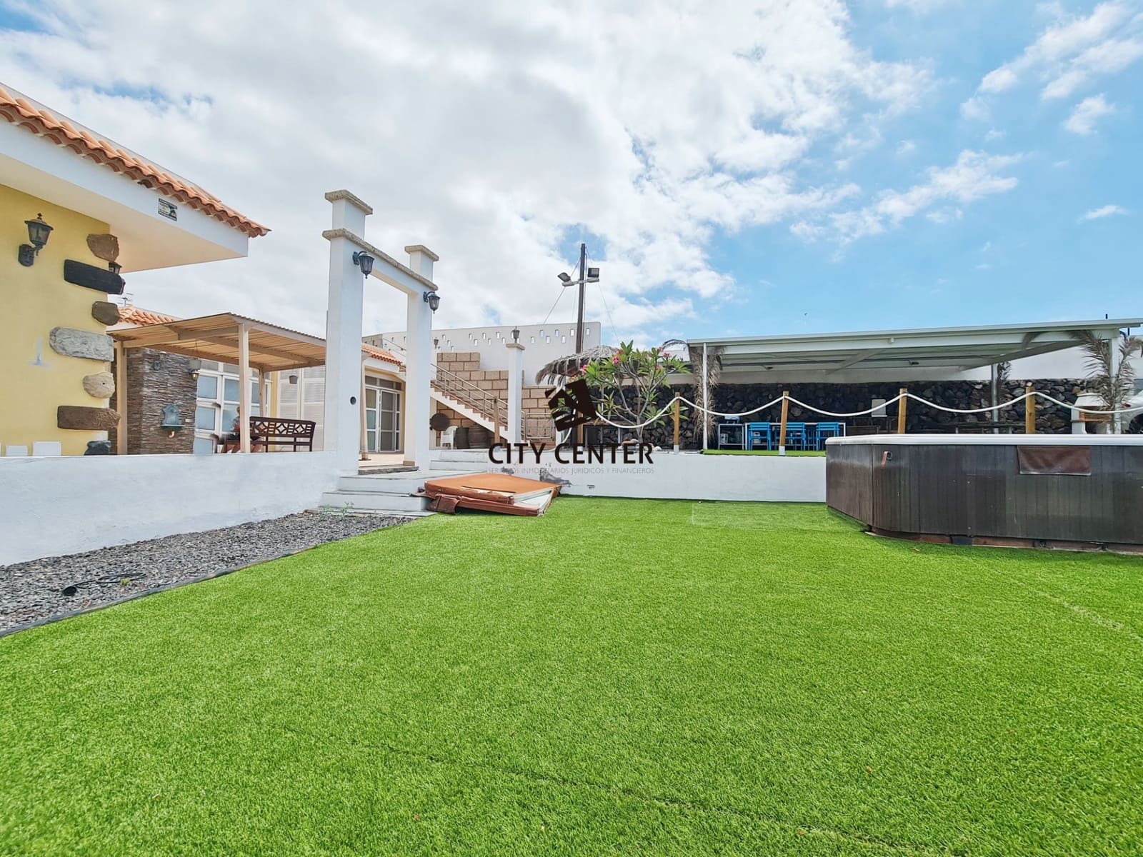 10 sypialnia Hotel na sprzedaż w Arona z garażem - 1 585 000 € (Ref: 9613909)