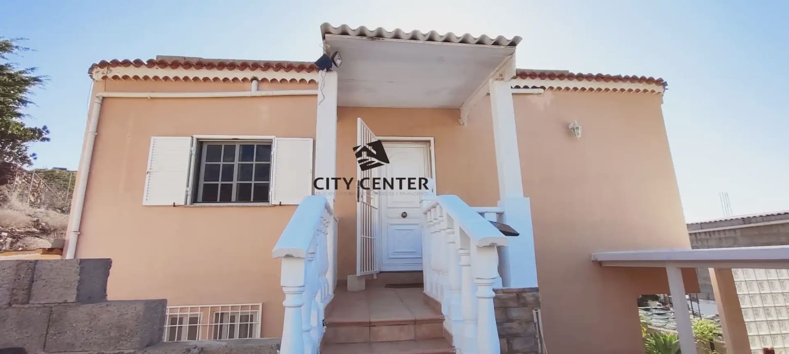 4 bedroom Villa for sale in Arona with garage - € 435,000 (Ref: 9923061)